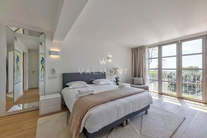 Image No.8-5 Bed House for sale