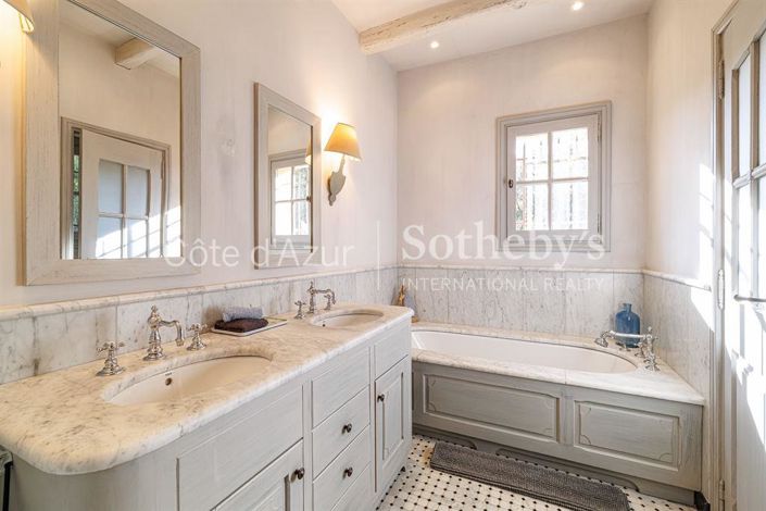 Image No.17-4 Bed Property for sale