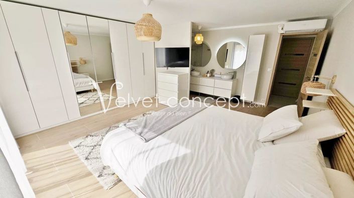 Image No.8-5 Bed House for sale