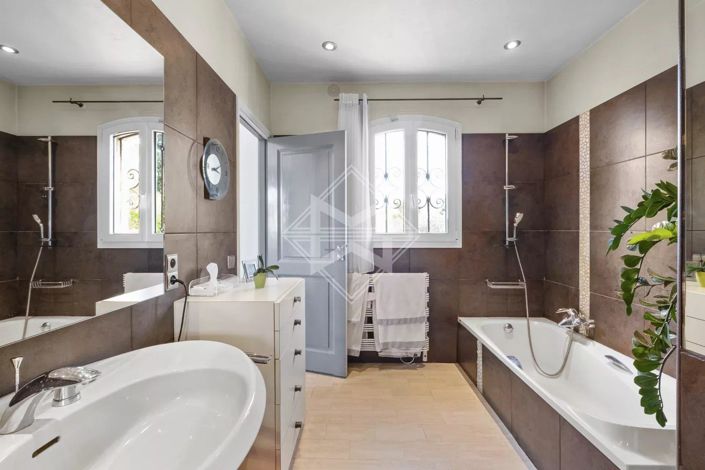 Image No.7-4 Bed House for sale