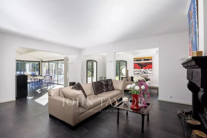 Image No.8-4 Bed House for sale