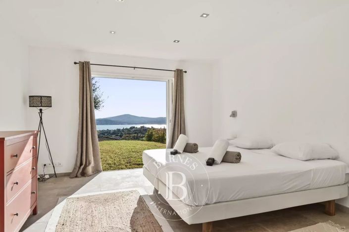 Image No.5-5 Bed House for sale