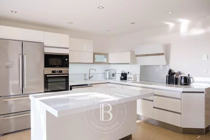 Image No.6-5 Bed House for sale