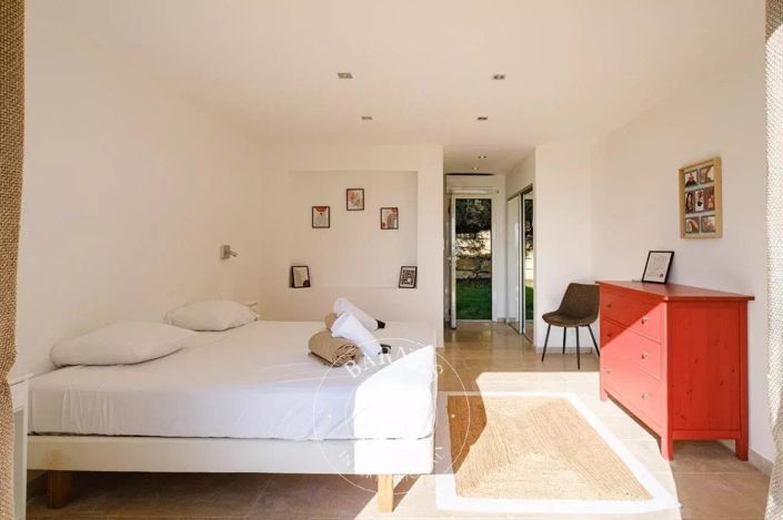 Image No.7-5 Bed House for sale