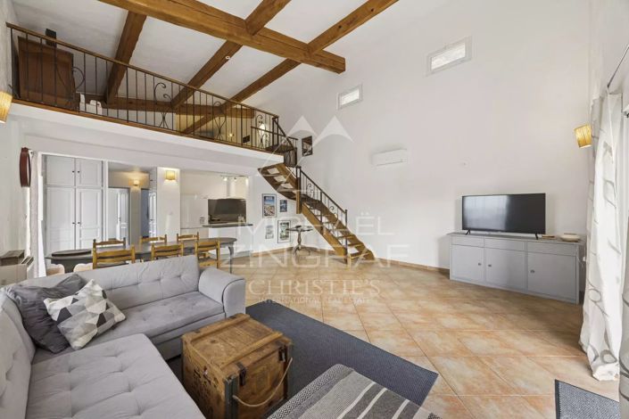 Image No.8-6 Bed House for sale