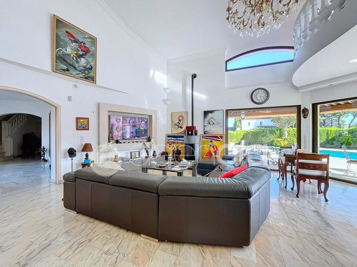 Image No.9-6 Bed House for sale