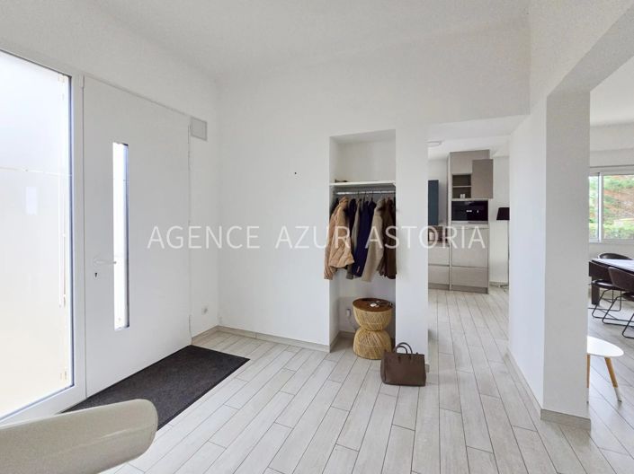 Image No.8-5 Bed House for sale