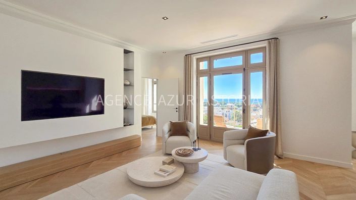 Image No.8-6 Bed House for sale