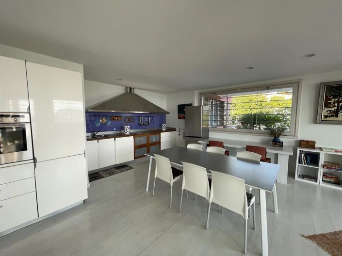 Image No.8-4 Bed House for sale