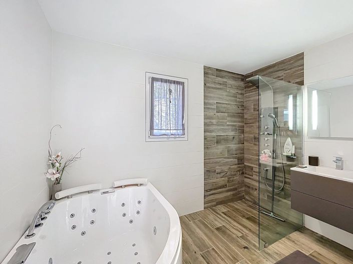 Image No.6-5 Bed House for sale