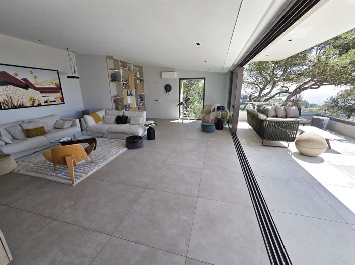 Image No.2-5 Bed House for sale