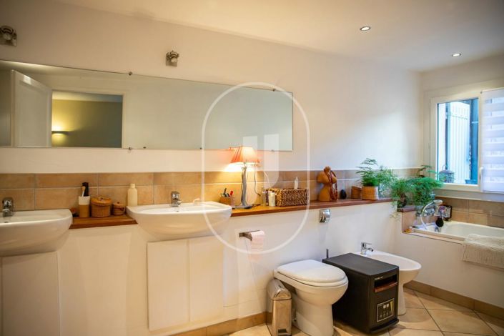 Image No.9-5 Bed House for sale