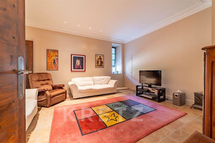 Image No.10-5 Bed Property for sale