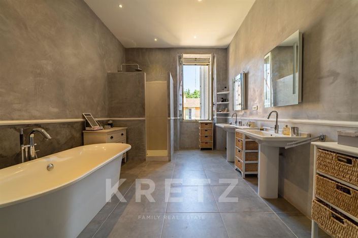 Image No.9-5 Bed Property for sale