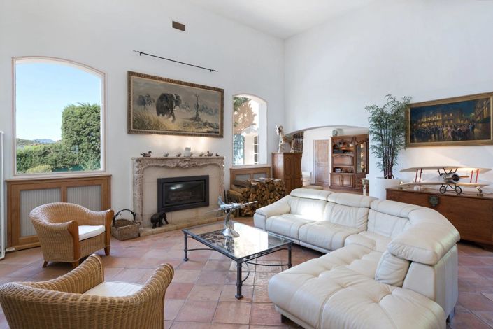 Image No.8-5 Bed House for sale