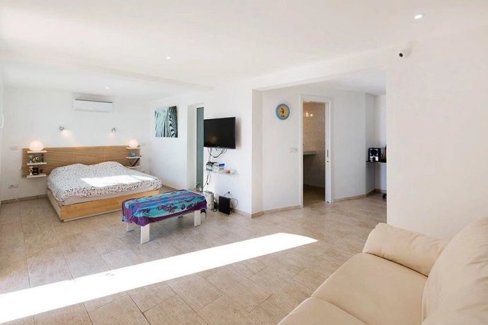 Image No.9-5 Bed House for sale