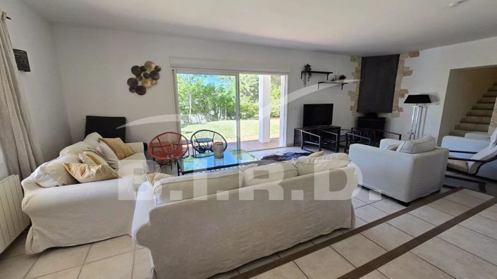 Image No.10-3 Bed House for sale