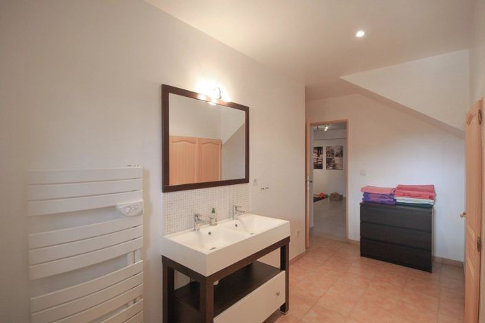 Image No.18-3 Bed House for sale