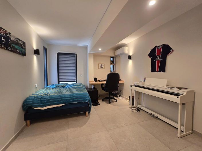 Image No.16-6 Bed House for sale