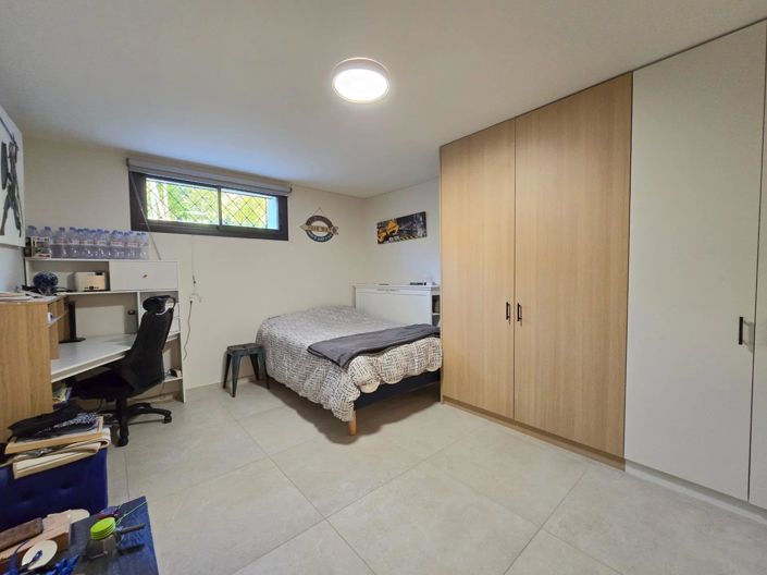 Image No.18-6 Bed House for sale