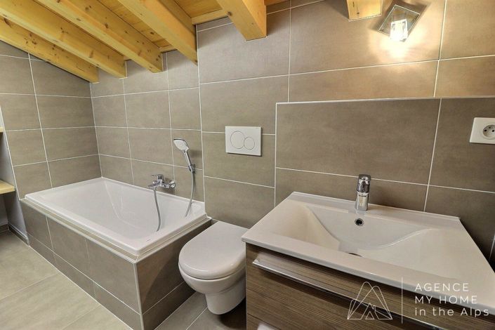 Image No.17-5 Bed House for sale