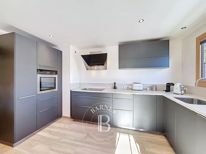 Image No.8-5 Bed House for sale