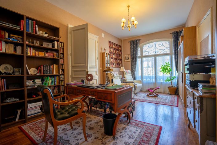 Image No.8-5 Bed House for sale