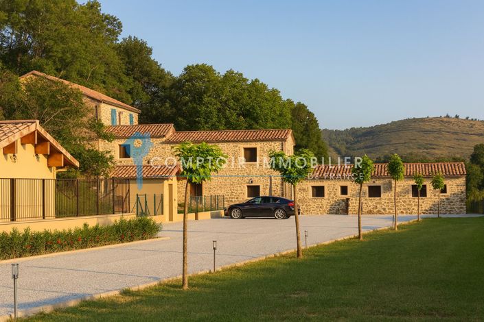 Image No.1-8 Bed House for sale