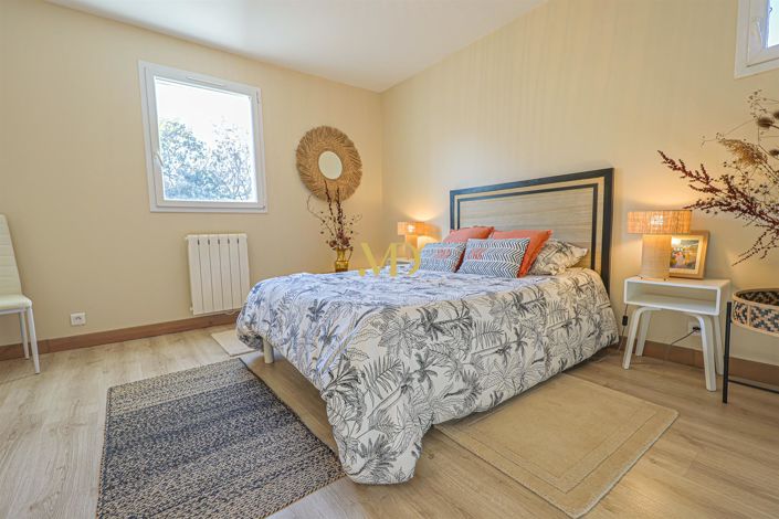 Image No.24-5 Bed House for sale