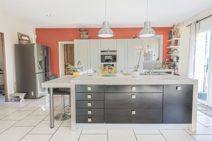 Image No.8-5 Bed House for sale