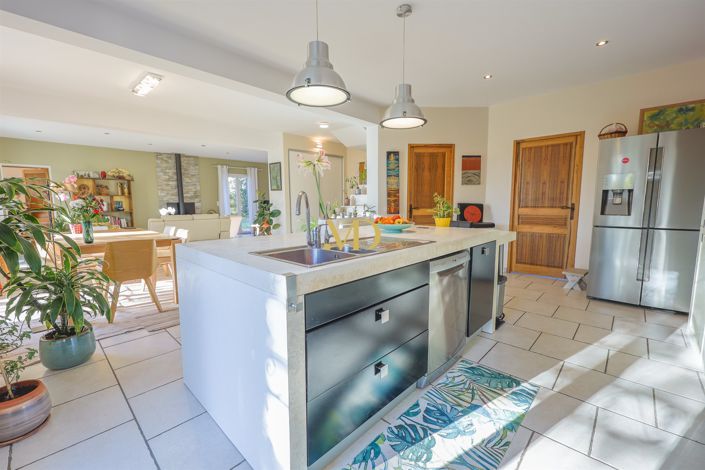 Image No.8-5 Bed House for sale