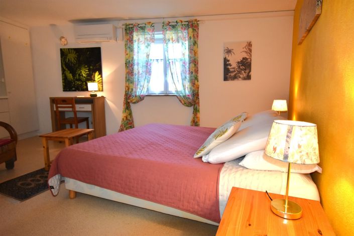 Image No.28-10 Bed House for sale