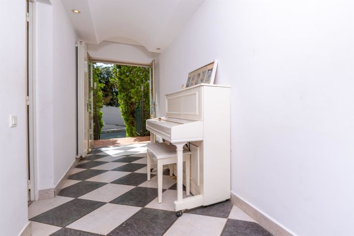 Image No.7-5 Bed House for sale