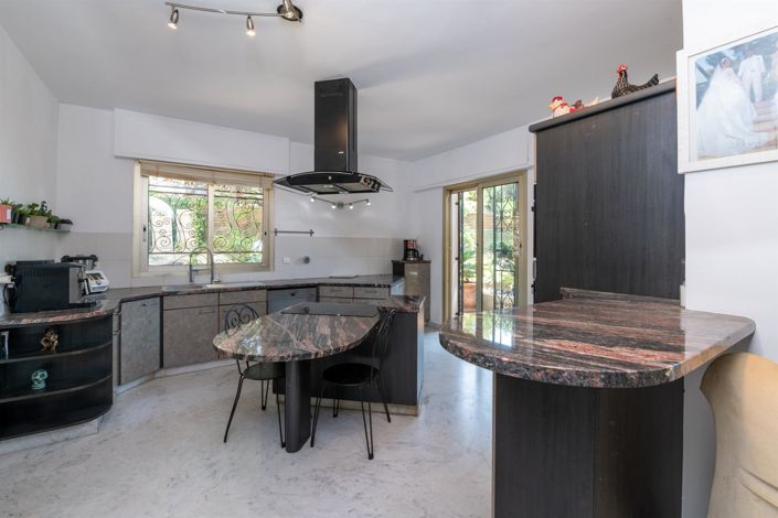 Image No.8-5 Bed House for sale