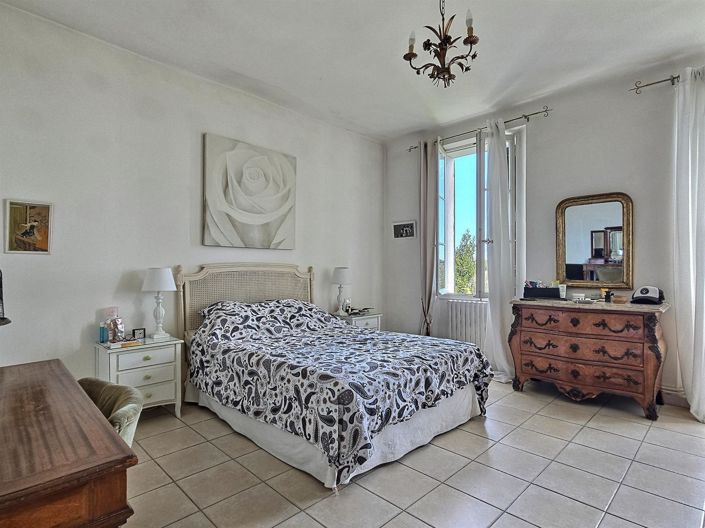 Image No.9-6 Bed House for sale