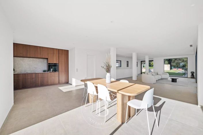 Image No.8-4 Bed House for sale