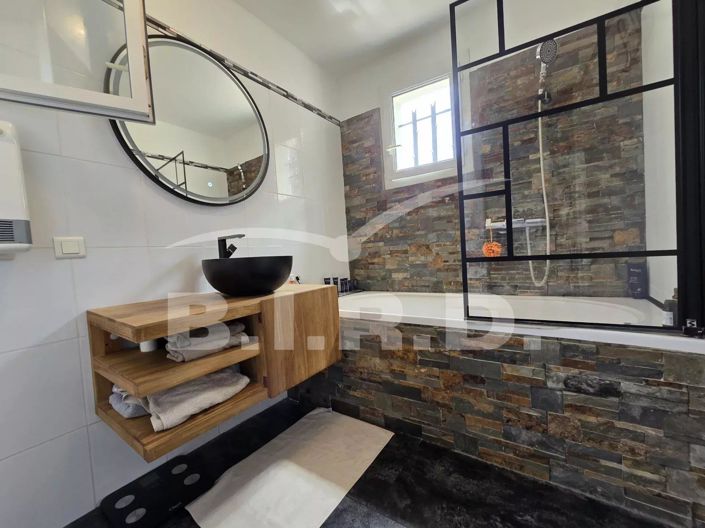 Image No.8-3 Bed House for sale