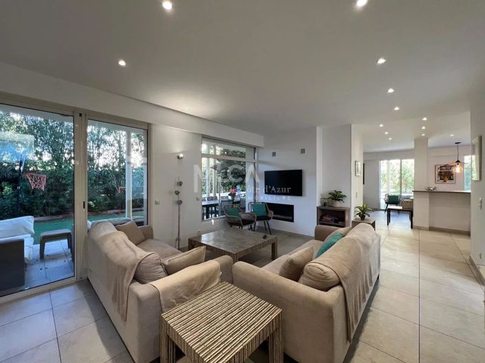 Image No.3-8 Bed House for sale