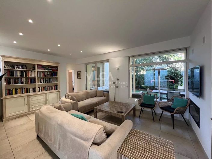 Image No.4-8 Bed House for sale