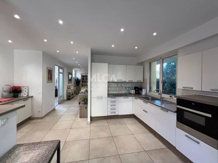 Image No.5-8 Bed House for sale