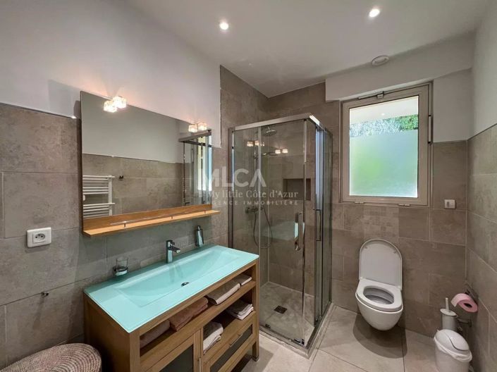 Image No.8-8 Bed House for sale