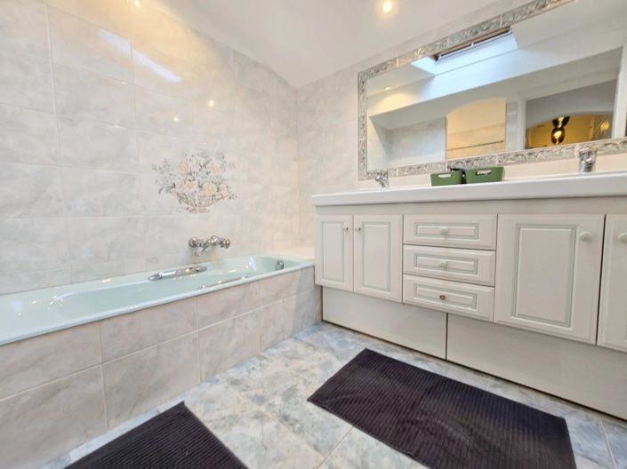 Image No.13-5 Bed House for sale