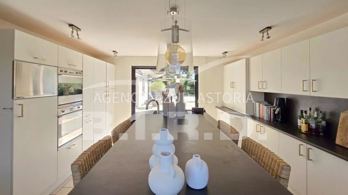 Image No.10-6 Bed House for sale