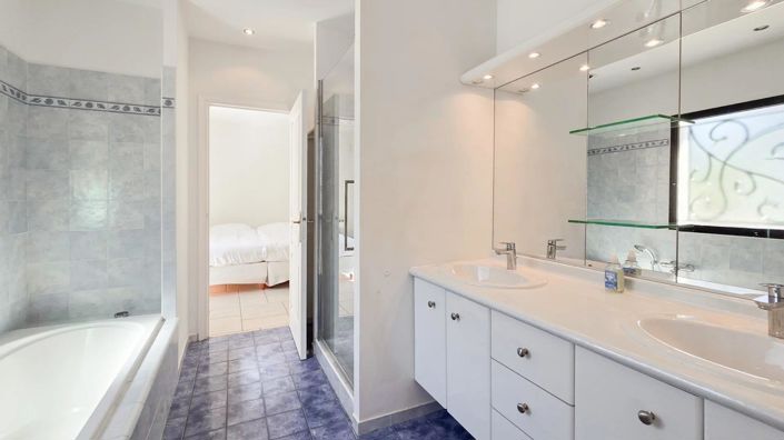 Image No.17-6 Bed House for sale
