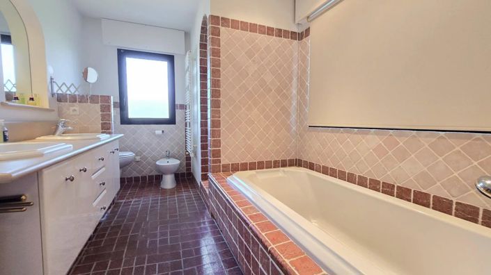 Image No.20-6 Bed House for sale