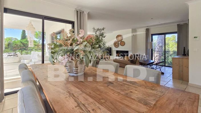 Image No.8-6 Bed House for sale