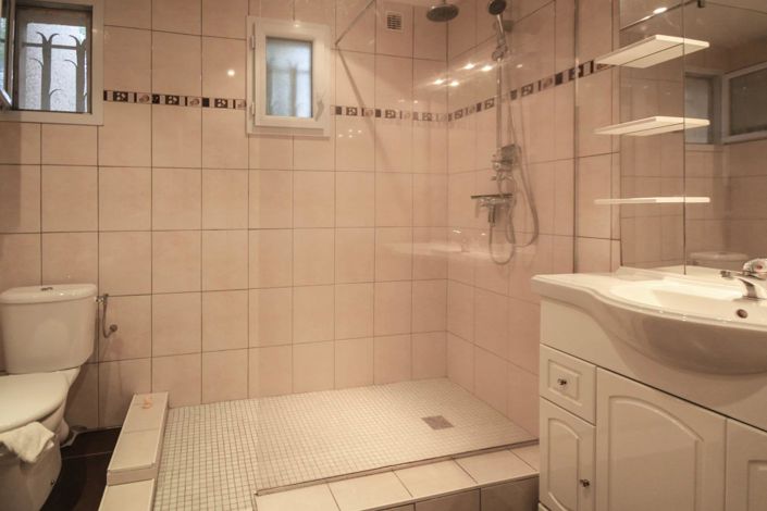 Image No.18-5 Bed House for sale