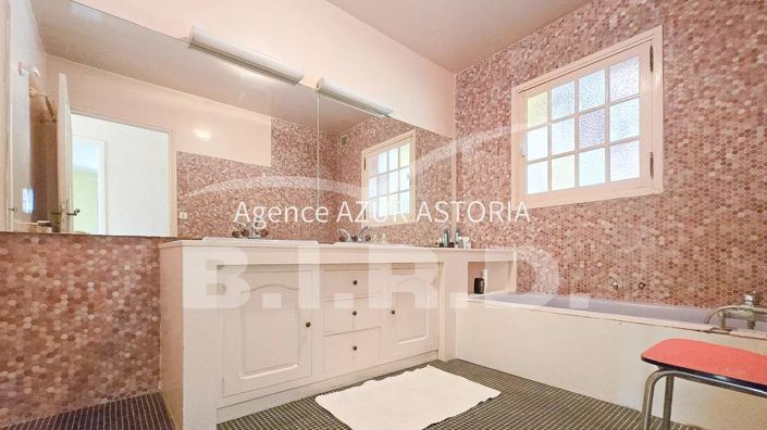 Image No.19-6 Bed House for sale