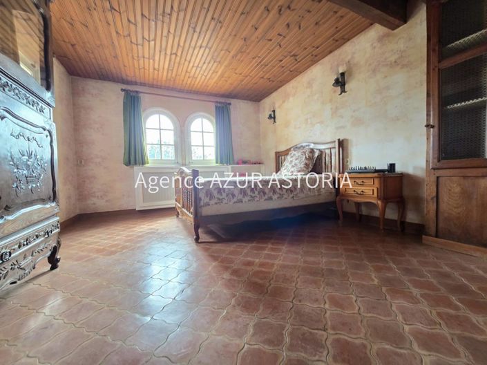 Image No.26-6 Bed House for sale