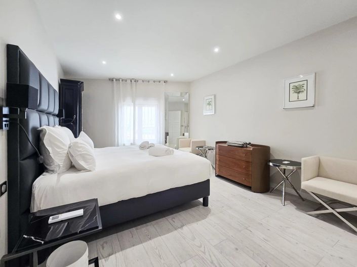 Image No.8-5 Bed House for sale